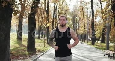 运动员在公园里跑步。 跑步者在公园背景下慢跑的肖像。 户外运动。 运动员训练